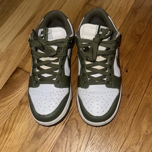 Woman’s Dunk Low ‘Medium Olive’ - Picture 4 of 5